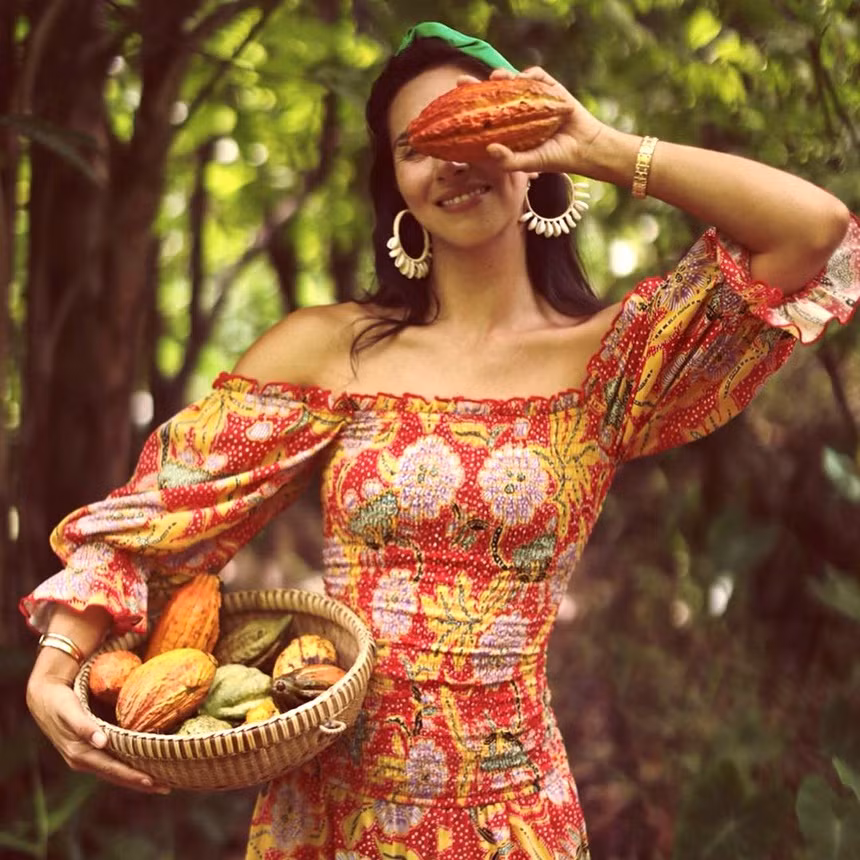 Vườn cacao Mười Cương ở huyện Phong Điền là điểm du lịch hút khách của Cần Thơ, nhất là du khách nước ngoài. Đến đây, bạn có thể tham quan khu vườn xanh mát với hàng nghìn gốc cacao độc đáo giữa xứ sở sông nước miền Tây, tìm hiểu quy trình chế biến cacao, thưởng thức những thành phẩm từ cacao hấp dẫn như bột, bơ, kẹo, chocolate... Ảnh: Carolyncarter.