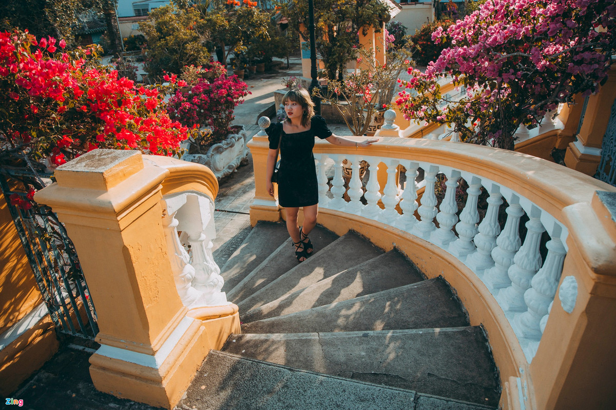  Từng xuất hiện trong bối cảnh của nhiều bộ phim, nhà cổ Bình Thủy hay nhà thờ dòng họ Dương hiện là một trong những địa điểm thu hút du khách khi về Cần Thơ. Ngôi nhà được xây dựng lần đầu tiên năm 1870, đến những năm đầu thế kỷ 20 thì được gia đình xây mới, mở rộng không gian. Công trình kiến trúc đặc sắc này có sự giao thoa văn hóa Đông - Tây rõ nét, chịu ảnh hưởng không nhỏ của nghệ thuật phương Tây nhưng vẫn giữ được hồn cốt dân tộc. Ảnh: Linhchan2610.