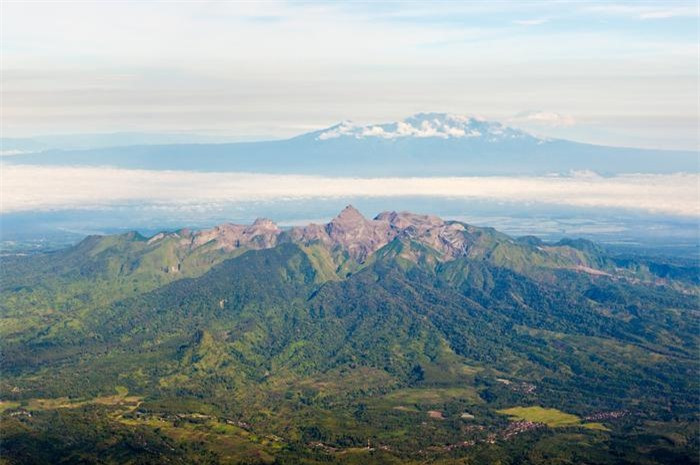 Một đợt phun trào của núi lửa Gunung Kelud ở Indonesia vào năm 1919 đã làm chết 5.000 người và vào năm 2007, một đợt phun trào nữa của núi lửa Kelud đã khiến cho khói và bụi bao phủ xa tận 2,5 km.