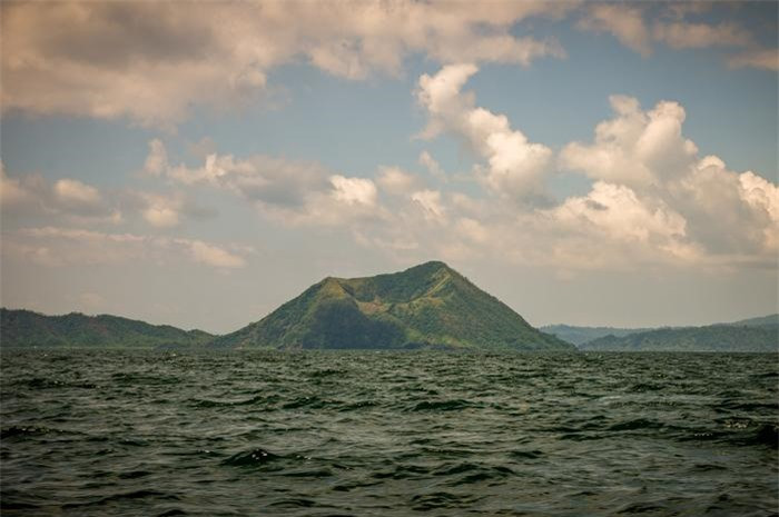 Chuyến du lịch tới Philippines của bạn sẽ không thể trọn vẹn nếu bạn không ghé thăm núi lửa Taal. Tuy nhiên, mặc dù có vẻ đẹp vô cùng ấn tượng nhưng núi lửa Taal cũng là một trong những ngọn núi lửa nguy hiểm và hoạt động mạnh nhất Phillipines.