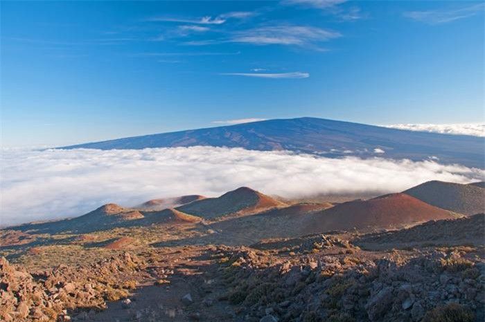 Mauna Loa là ngọn núi lửa lớn nhất Hawaii và cũng là một trong những ngọn núi lửa hoạt động mạnh nhất trên thế giới. Những vụ phun trào thường xảy ra rất lớn với những “dòng sông” nham thạch đe dọa cuộc sống của người dân những vùng quanh đó. Vụ phun trào đầu tiên là vào năm 1832 và lần gần đây nhất là vào năm 1984.