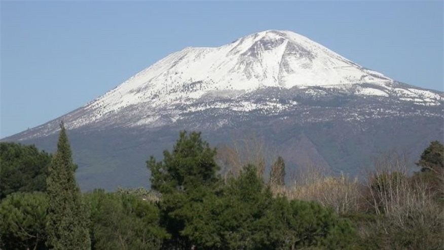 Núi lửa Vesuvius ở Italy là ngọn núi lửa duy nhất vẫn còn hoạt động ở châu Âu. Nó nổi tiếng với đợt phun trào lịch sử vào năm 79 trước công nguyên phá hủy thành phố Pompeii và Herculaneum. Cách đây 17.000 năm, núi lửa Vesuvius đã trải qua 8 đợt phun trào khiến 16.000 người thiệt mạng.