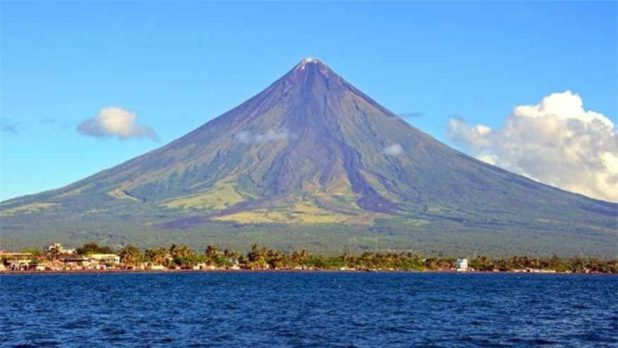 Núi lửa Mayon ở Philippine thường xuyên phun trào những dòng nham thạch nóng bỏng khiến những người dân sống quanh đây phải sơ tán. Những khu đất thấp đều bị phá hủy bởi những đợt phun trào của Mayon.