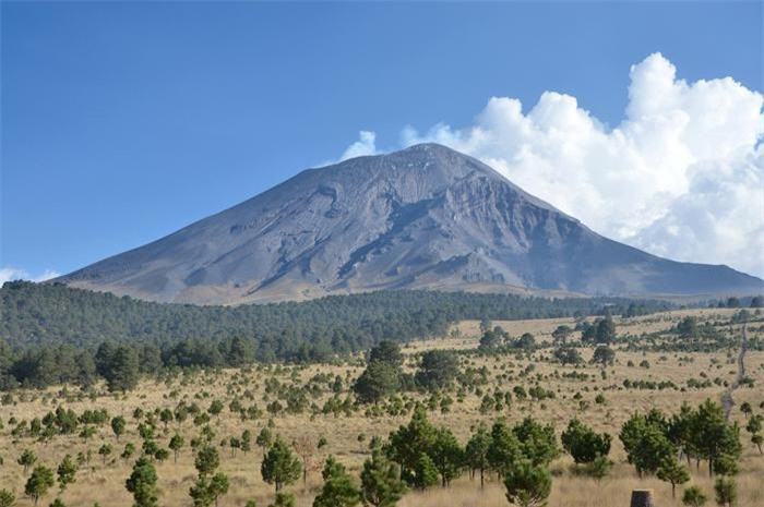 Núi lửa Popocatepetl ở Mexico còn được biết đến với tên gọi là “núi khói”. Khi Popocatepetl phun trào, nó đã tạo nên một trận nổ cực kì lớn. Ngọn núi này ngủ yên trong 50 năm và vừa có đợt phun trào vào năm 1994.