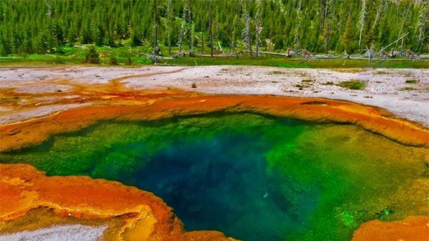 Công viên quốc gia Yellowstone ở Mỹ thực chất là một siêu núi lửa đang hoạt động. Có ít nhất ba đợt phun trào đã xảy ra lần lượt cách đây 2,1 triệu năm, 1,2 triệu năm và lần thứ ba là từ 640.000 năm trước. Đợt phun trào lần gần đây nhất đã tạo nên một miệng núi lửa khổng lồ.
