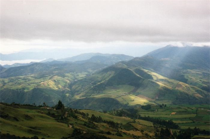 Ở Columbia có núi lửa Galeras đã hoạt động hơn 1 triệu năm. Theo Volcano Discovery, Galeraas là một trong những núi lửa hoạt động mạnh nhất Colombia. Trong đợt phun trào năm 1993, một nhóm các nhà khoa học và các du khách đã thiệt mạng khi đứng ở miệng núi lửa.