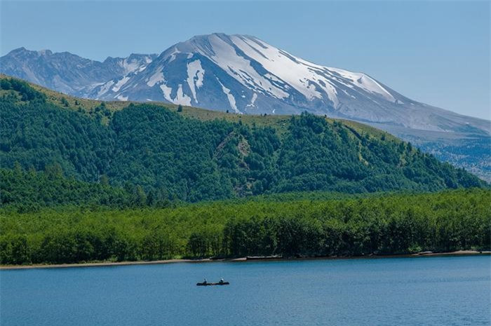 Núi lửa St. Helens ở Washington, Mỹ vẫn hoạt động vào đầu thế kỷ 19 và có một đợt phun trào gần đây vào năm 1980 làm 57 người thiệt mạng. Khi núi lửa phun trào, tro bụi, hơi nước và những mảnh đá vụn bao phủ cả một vùng. Con số thương vong là rất lớn và một vài người đến nay vẫn còn mất tích.