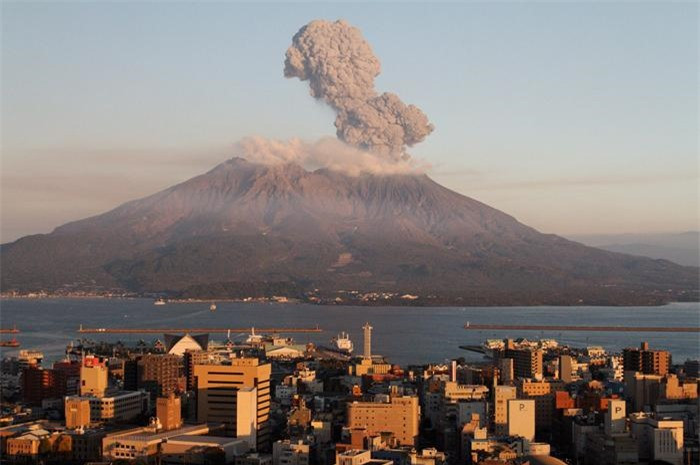 Những đợt phun trào của núi lửa Sakurajima ở Nhật Bản xảy ra không thường xuyên. Vào tháng 2/2016, núi lửa Sakurajima “thức giấc”, phun trào những dòng nham thạch chảy thành từng dòng xuống núi và phủ khói khắp bầu trời.