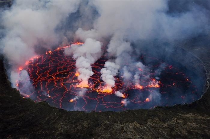 Núi lửa Nyiragongo nằm ở Công viên quốc gia Virunga của Cộng hòa Dân chủ Congo. Từ năm 1882, ngọn núi lửa này đã phun trào ít nhất 34 lần. Những dòng nham thạch chảy rất nhanh từ trên xuống gây nguy hiểm cho nhiều người và tạo nên melilite nephelinite, một loại đá núi lửa.