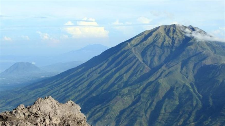 Ở Indonesia, núi lửa Merapi là ngọn núi lửa hoạt động mạnh nhất khi cứ 5 – 10 năm lại có một đợt phun trào. Bên cạnh đó, lúc nào bạn cũng có thể thấy những lớp khói thoát ra từ đỉnh núi. Vào năm 2010, chính phủ Indonesia đã có những cảnh báo người dân sống quanh đó di chuyến tới các vùng đất khác an toàn hơn.