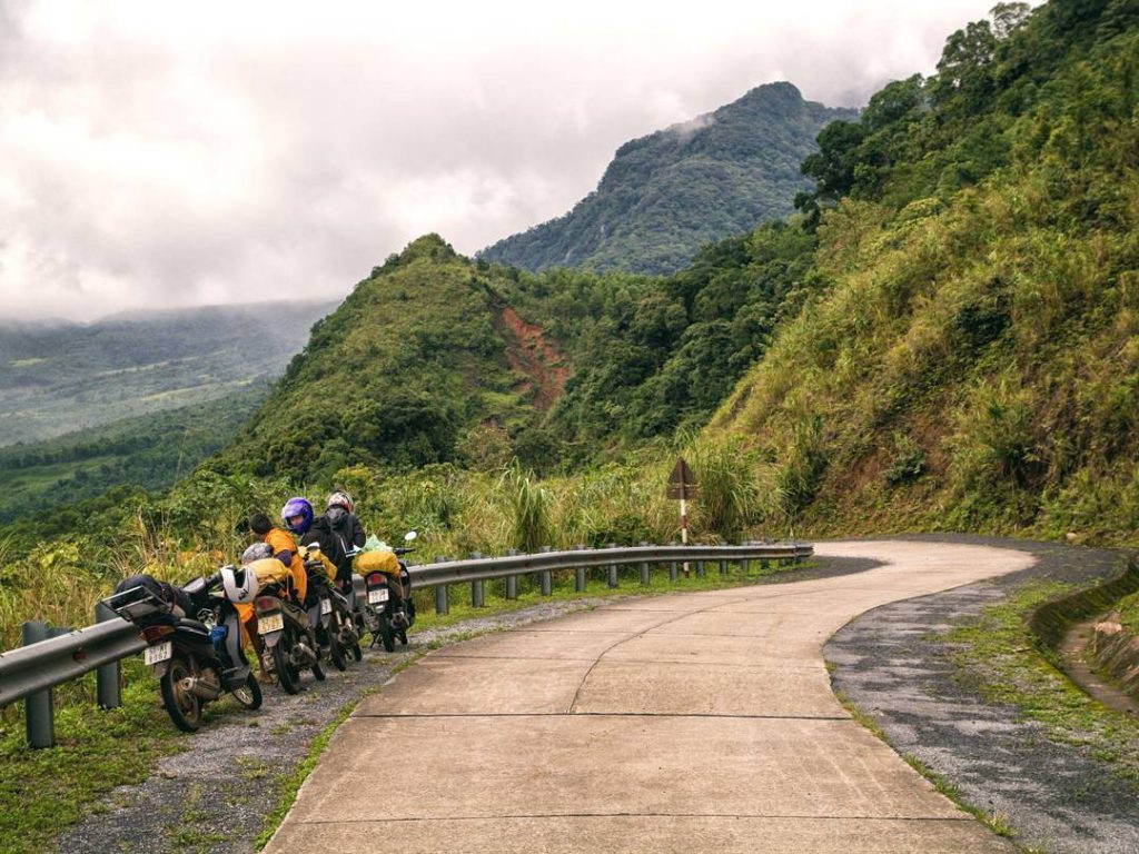 Sa Mù là con đèo hiểm trở bậc nhất miền tây Quảng Trị, nối hai xã Hướng Phùng và Hướng Lập của huyện Hướng Hoá, cao tít giữa trùng mây, kéo dài gần 20 km. Đèo có nhiều dốc đứng, quanh co, hiểm trở và thường bị sương mù giăng phủ, tô điểm thêm vẻ hùng vĩ của quang cảnh dãy Trường Sơn. Ảnh: Du lịch Quảng Trị.
