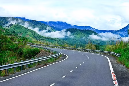 Đèo Hòn Giao còn được gọi là đèo Khánh Lê, đèo Long Lanh, dài 33 km nối liền thành phố biển Nha Trang với thành phố hoa Đà Lạt. Đây được xem là một trong những con đường đèo đẹp nhất Việt Nam bởi khung cảnh rộng lớn của đất trời, mây và núi non bạt ngàn. Ảnh: Báo Khánh Hòa.