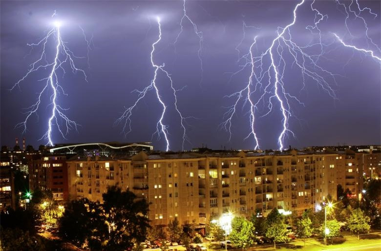 Sấm sét và mưa lớn tại Belgrade,Serbia.