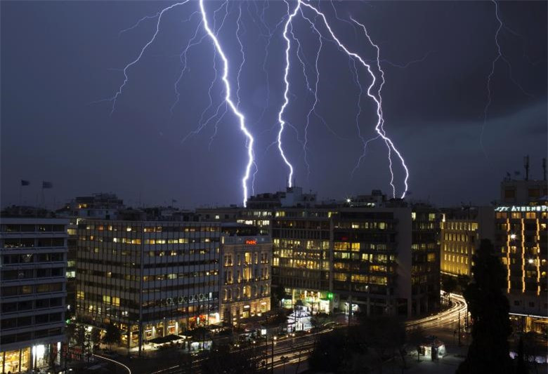 Sét đánh trong trận mưa lớn tại Athens, Hy Lạp.