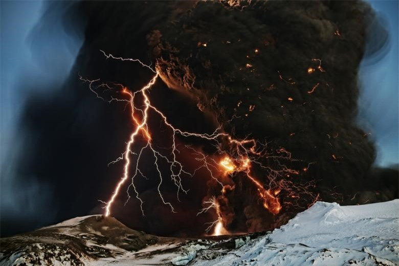 Sấm sét kết hợp với dung nham núi lửa Eyjafjallajokul tại Iceland tạo nên cảnh tượng vô cùng đáng sợ.