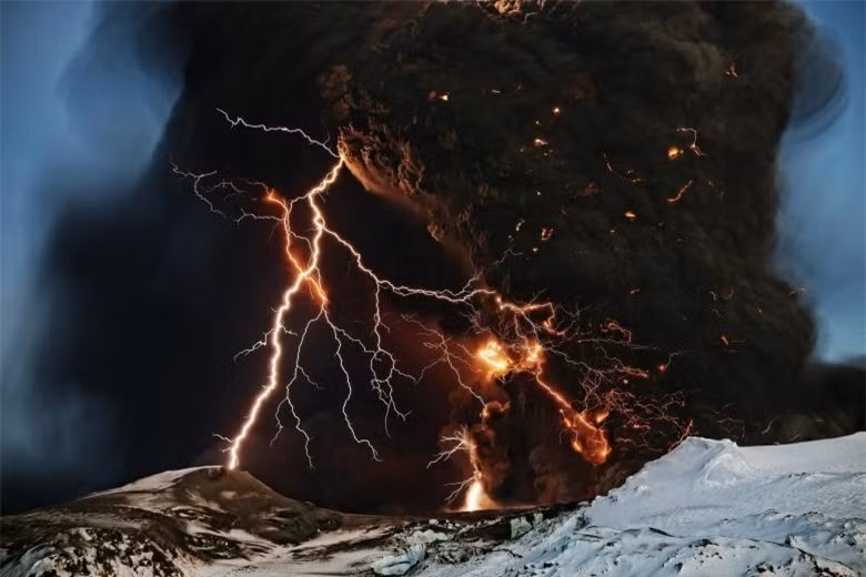 Sấm sét kết hợp với dung nham núi lửa Eyjafjallajokul tại Iceland tạo nên cảnh tượng vô cùng đáng sợ.