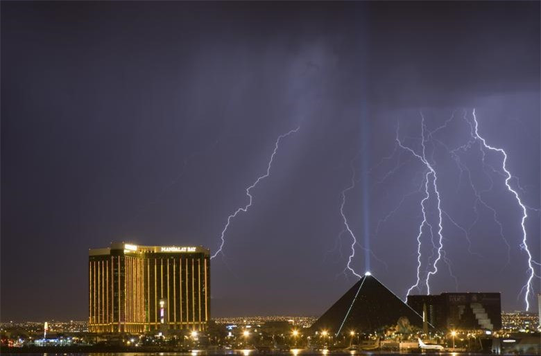 Sét đánh xuống các khách sạn và sòng bài ở Las Vegas, Mỹ.