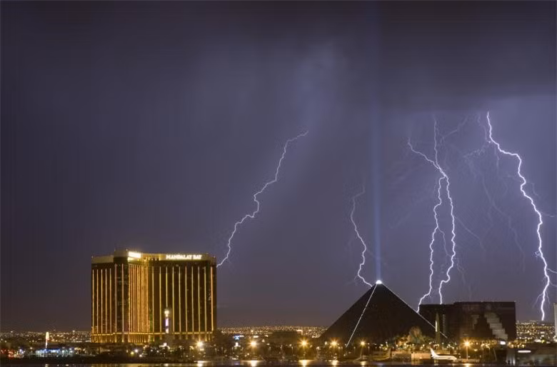 Sét đánh xuống các khách sạn và sòng bài ở Las Vegas, Mỹ.