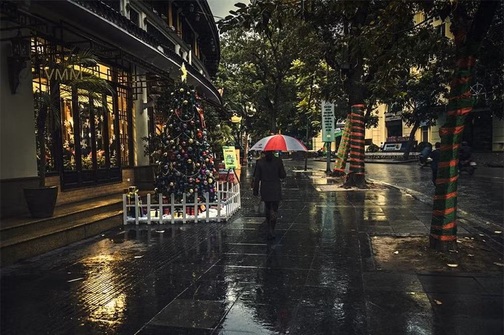 Những con đường mưa bụi đã trở thành một đặc sản rất riêng của Hà Nội và mỗi người lại có một cách thưởng thức nó rất khác nhau.