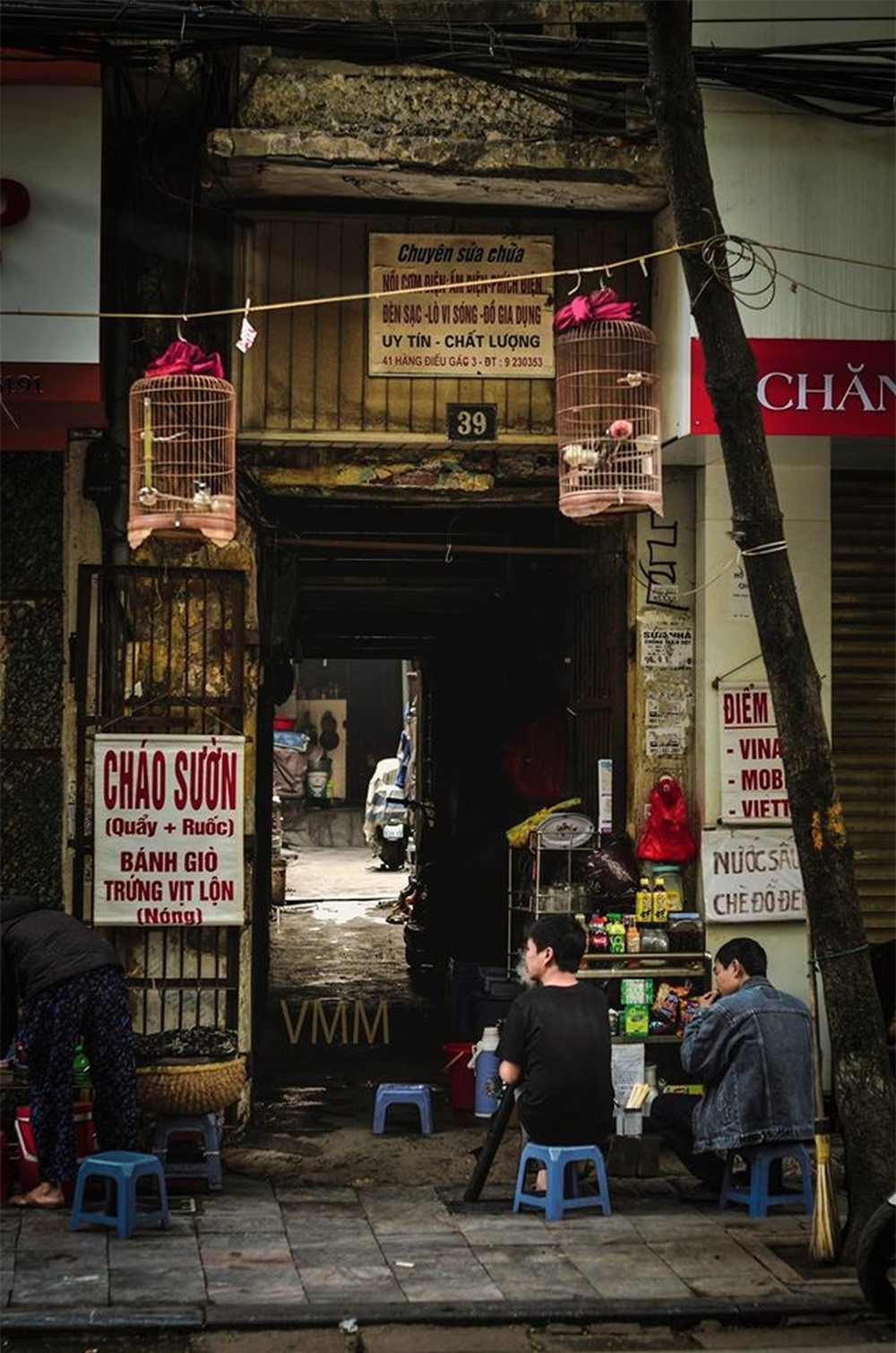 Thời gian in dấu trên những mái nhà phủ đầy rêu phong, nơi ngõ nhỏ xôn xao đã nhiều đổi khác.