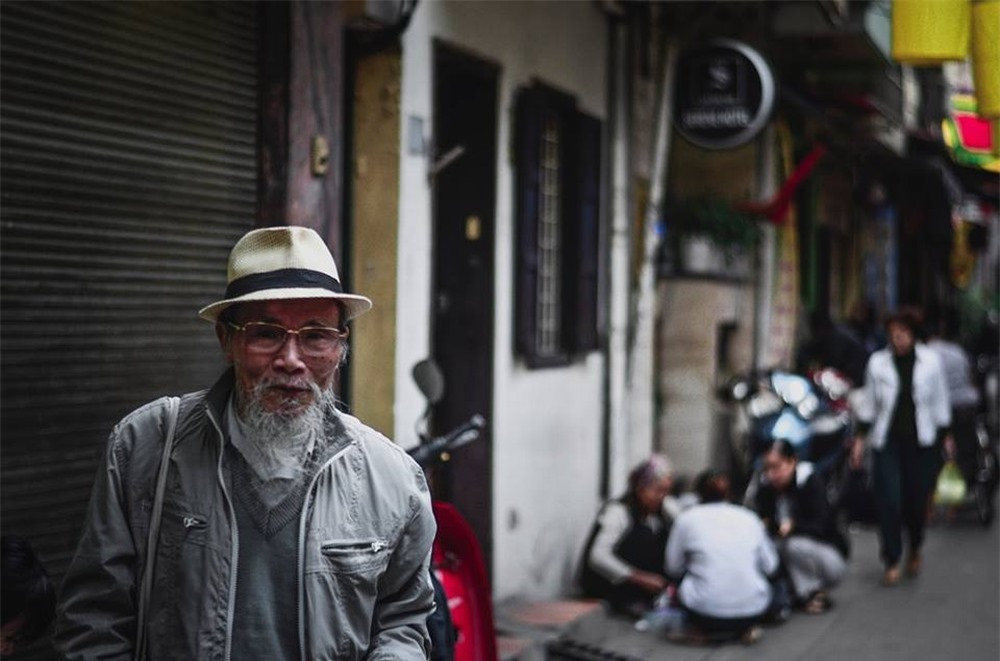 ... như nhắc con người ta sống chậm lại, để thoáng hoài niệm và suy ngẫm về một Hà Nội với biết bao điều đổi thay cùng năm tháng.