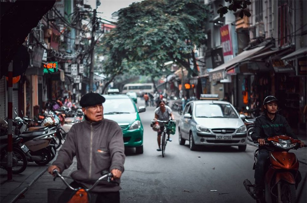 Thoáng trong ánh nhìn sâu thẳm của người Hà Nội, vẫn ẩn chứa bao điều chẳng hề thay đổi dù bao năm tháng đã đi qua.