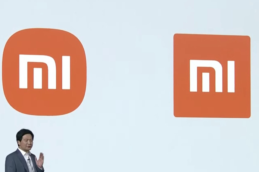 Trong sự kiện ra mắt sản phẩm ngày 30/3, CEO Lei Jun đã công bố logo mới của Xiaomi. 4 góc của logo mới được bo tròn mạnh hơn, chữ "Mi" và màu nền cam đặc trưng không thay đổi. Trên một số sản phẩm cao cấp, màu của logo là đen và bạc. Logo mới Xiaomi hợp tác với Kenya Hara, một trong những nhà thiết kế hàng đầu tại Nhật Bản để tạo ra. Số tiền công ty phải trả cho thiết kế này là 2 triệu nhân dân tệ, tương đương hơn 7 tỷ đồng. Ảnh: The Verge.