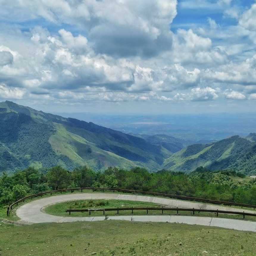 Mẫu Sơn là vùng núi cao chạy theo hướng Đông - Tây, nằm ở phía đông bắc Lạng Sơn. Núi Mẫu Sơn cách thành phố Lạng Sơn 30 km về phía đông. Đây là vùng núi cao nhất tỉnh Lạng Sơn, có địa hình đa dạng, độ cao trung bình 800-1.000 m so với mực nước biển. Ảnh: Thumaimia.