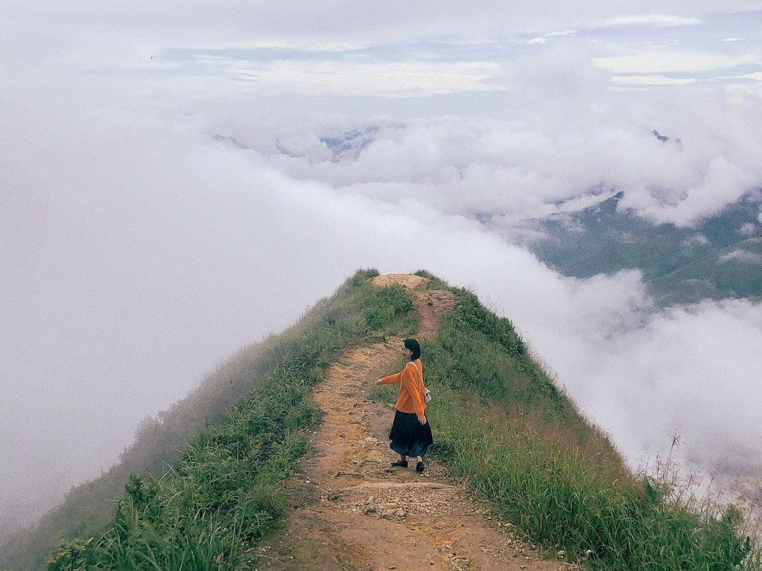 Đi Tà Xùa, bạn nên lựa chọn thời gian phù hợp để cơ hội săn được biển mây thành công. Theo kinh nghiệm của nhiều phượt thủ, thời điểm thích hợp nhất để săn mây Tà Xùa là từ tháng 10 đến tháng 4 hàng năm. Ngoài thời gian, bạn cần tìm hiểu các yếu tố khác như nắng, mưa, nhiệt độ. Ảnh: Ngannt__.