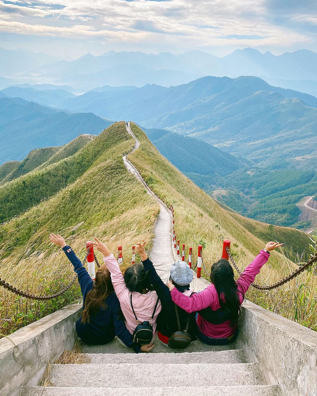 Trước đây, đường mòn trên đỉnh núi hoang sơ này bằng đường đất, nhỏ hẹp, khúc khuỷu, vô cùng nguy hiểm. Hiện con đường đã được xây dựng lại để thuận tiện cho di chuyển. Với khoảng 2.000 bậc cho đoạn đường 2 km, chinh phục cung đường này, du khách sẽ đến cột mốc cao nhất của tỉnh Quảng Ninh - cột mốc 1305. Ảnh: M.i.a.ngo.