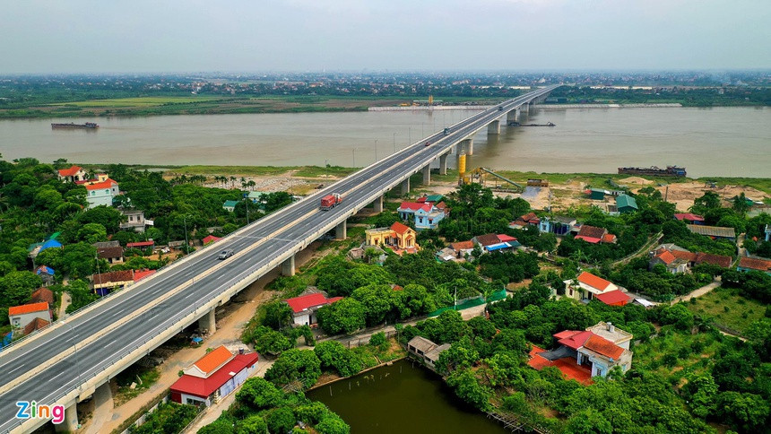 Ngoài các danh lam, thắng cảnh, Hưng Yên còn nổi tiếng với nhiều loại đặc sản. Hưng Yên là quê hương của Nhãn lồng và gà Đông Tảo.