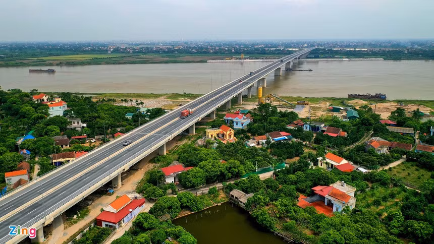 Ngoài các danh lam, thắng cảnh, Hưng Yên còn nổi tiếng với nhiều loại đặc sản. Hưng Yên là quê hương của Nhãn lồng và gà Đông Tảo.