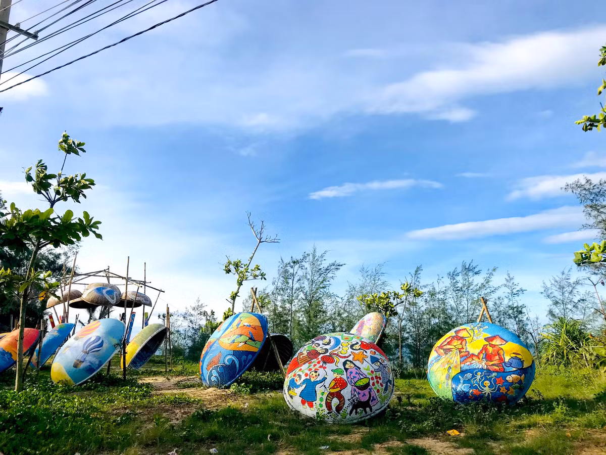 Làng bích họa Tam Thanh, thành phố Tam Kỳ (Quảng Nam) nổi bật với con đường thuyền thúng nghệ thuật "độc nhất vô nhị" ở Việt Nam. Tại đây, khoảng 100 chiếc thuyền thúng với những hình vẽ sinh động như cảnh đánh cá, sinh hoạt của người dân địa phương hay mang sắc màu biển cả... được đặt dọc bờ biển. Đây là điểm nhấn ấn tượng khiến nhiều du khách yêu thích, check-in. Ảnh: Khánh Vân.
