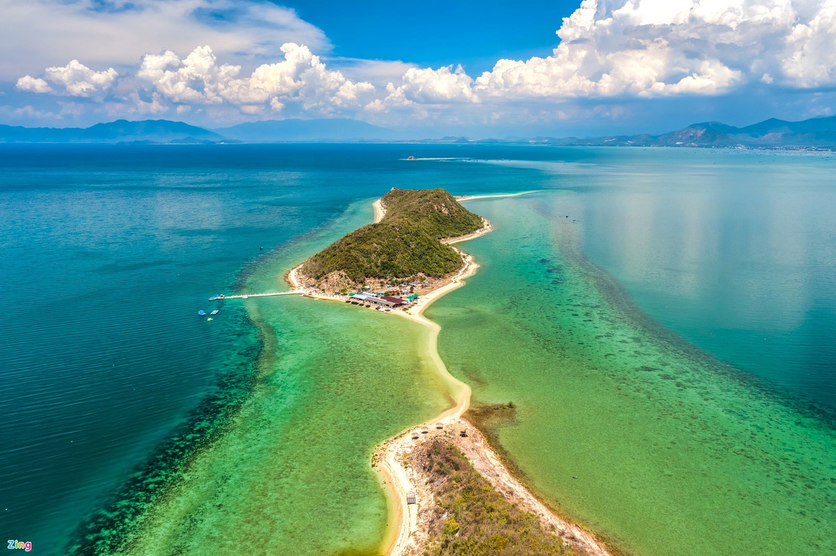 Tháng 12 đến tháng 7 hàng năm là dịp lý tưởng để du khách khám phá con đường xuyên biển dài khoảng 700 m ở đảo Điệp Sơn, vịnh Vân Phong (Khánh Hoà). Nếu có dịp đến hòn đảo Nhất Tự Sơn, vịnh Xuân Đài (Phú Yên), bạn cũng có cơ hội chiêm ngưỡng và dạo trên con đường dẫn ra giữa biển dài khoảng 300 m. Những con đường cát trắng độc đáo này như tách đôi mặt biển, chỉ xuất hiện khi thủy triều rút. Ảnh: Quang Ngọc.