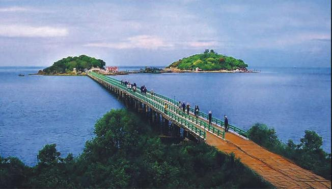 Điểm du lịch Hòn Đá Bạc thuộc xóm Kinh Hòn, xã Khánh Bình Tây, huyện Trần Văn Thời, tỉnh Cà Mau, cách thành phố Cà Mau 50 km đường thủy. Đây là cụm đảo đẹp gồm 3 hòn nằm sát bờ biển, điểm du lịch sinh thái nổi tiếng nhất ở Cà Mau. Trên đảo có nhiều cảnh đẹp để du khách tham quan như Sân Tiên, Giếng Tiên, Bàn Chân Tiên, Bàn Tay Tiên, chùa Cá Ong.