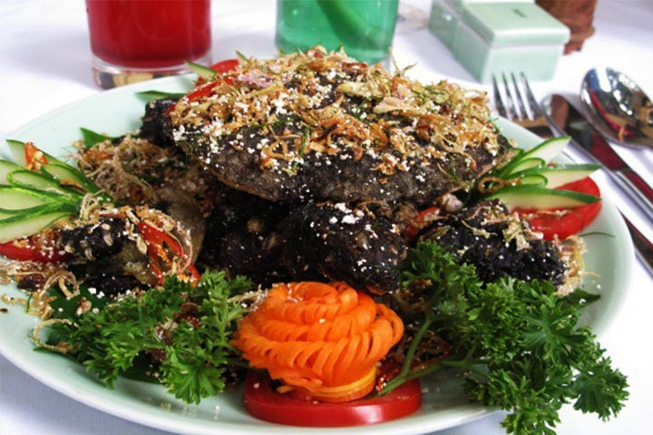 Bánh tằm (Bánh tầm), ba khía Rạch Gốc, vọp nướng muối tiêu, rùa rang muối, mật ong rừng U Minh… là những đặc sản Cà Mau nức tiếng trong vùng. Du khách tới đây không chỉ được thưởng thức, còn có thể mua về làm quà cho người thân.