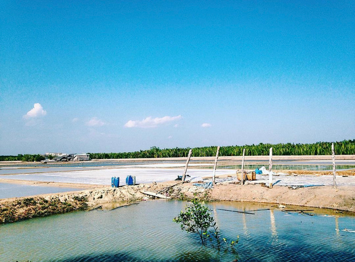 Cù lao Thiềng Liềng cách đảo Thạnh An một giờ đi tàu. Nơi đây có không khí trong lành, cảnh quan đa phần là các bờ sông nước và kênh rạch. Bất kỳ ai đến đây cũng dễ hòa mình vào cuộc sống đời thường của người dân trên đảo. Vào mùa nắng, bạn sẽ có dịp tìm hiểu về nghề làm muối, ngắm các ruộng muối mênh mông. Dịp cuối tuần, người địa phương thường cùng nhau hát đờn ca tài tử. Ảnh: Miezanguyen.