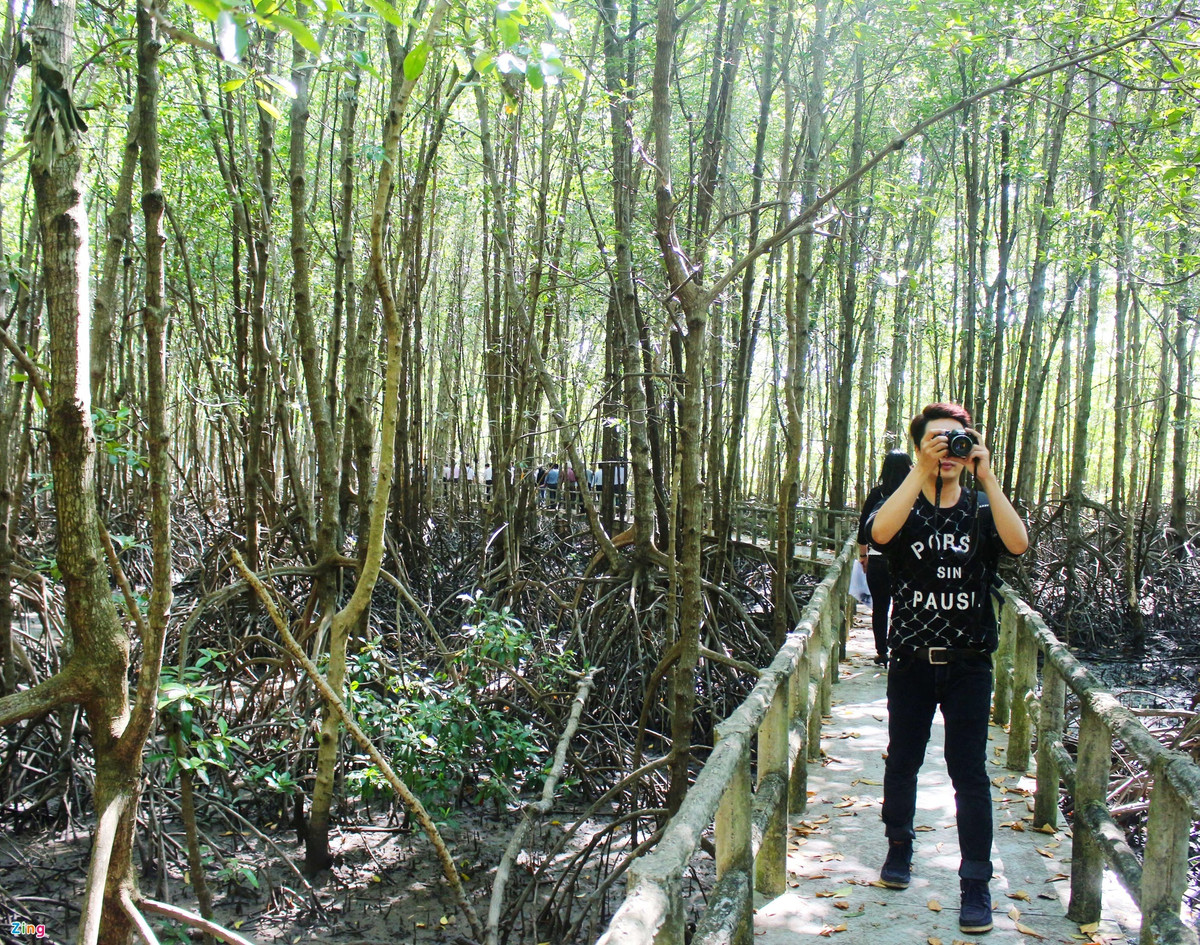 Là một trong những khu du lịch sinh thái thuộc khu bảo tồn Cần Giờ, Dần Xây là điểm dừng chân lý tưởng cho cuộc vui cuối tuần của giới trẻ Sài thành. Nơi đây có hàng trăm cây đước bao bọc, rừng ngập mặn thơ mộng, đài quan sát trên cao, những ngôi nhà thủy tạ mát rượi... Bạn có thể đi bộ, chèo thuyền, thưởng thức món ngon, ngủ qua đêm trên nhà nổi, tận hưởng vẻ đẹp thiên nhiên trù phú, khác xa thành phố náo nhiệt. Ảnh: Huỳnh Hằng.