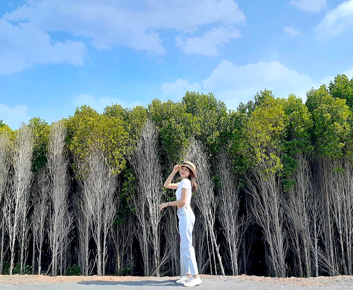 Khu dự trữ sinh quyển Cần Giờ hay Rừng Sác sở hữu hệ sinh thái rừng ngập mặn độc đáo, động thực vật phong phú. Năm 2000, UNESCO công nhận đây là khu dự trữ sinh quyển thế giới. Khu vực này có nhiều hoạt động du lịch thú vị như tham quan Đầm Dơi, đi thuyền trên sông, thăm sân chim, tiếp xúc đàn khỉ hoang dã và check-in trong không gian xanh mát của cánh rừng. Ảnh: P.p.thao_.