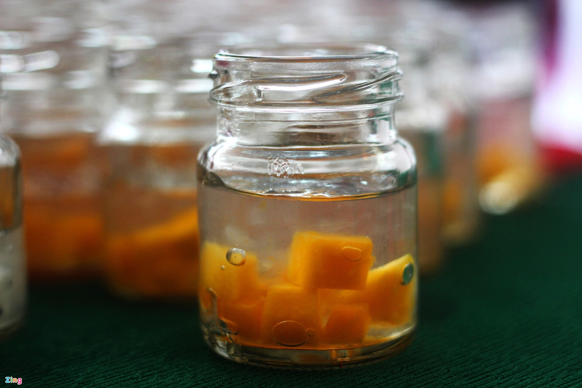 Hầu như mọi hộ dân tại xã Tam Thôn Hiệp đều phát triển mô hình nuôi yến. Du khách đến đây có cơ hội tham quan nhà nuôi yến, quy trình làm sản phẩm yến sào, thưởng thức yến, trái cây... Ảnh: Huỳnh Hằng.