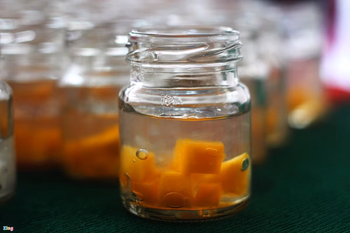 Hầu như mọi hộ dân tại xã Tam Thôn Hiệp đều phát triển mô hình nuôi yến. Du khách đến đây có cơ hội tham quan nhà nuôi yến, quy trình làm sản phẩm yến sào, thưởng thức yến, trái cây... Ảnh: Huỳnh Hằng.