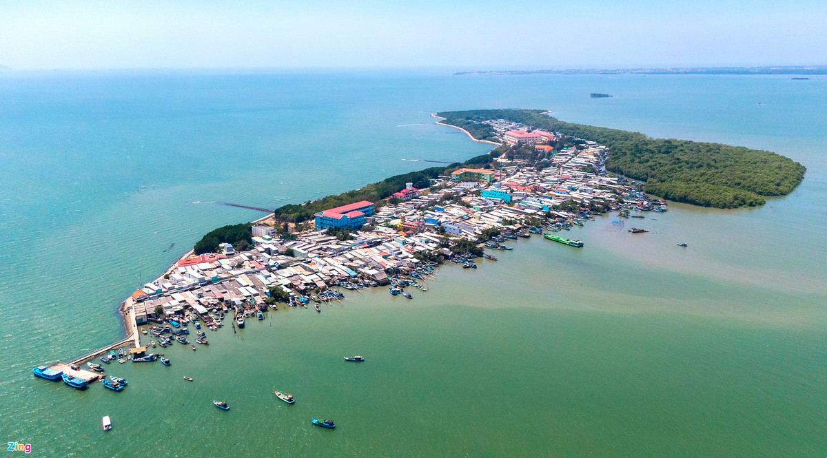 Xã đảo Thạnh An nằm phía đông nam của TP.HCM, thuộc huyện Cần Giờ. Nơi này được ví như một "ốc đảo" ven thành phố, xung quanh là sông nước và rừng phòng hộ. Dịp cuối tuần, nhiều du khách đi tàu gỗ ra đảo tham quan, mỗi chuyến mất khoảng 30 phút. Ảnh: Phạm Ngôn.