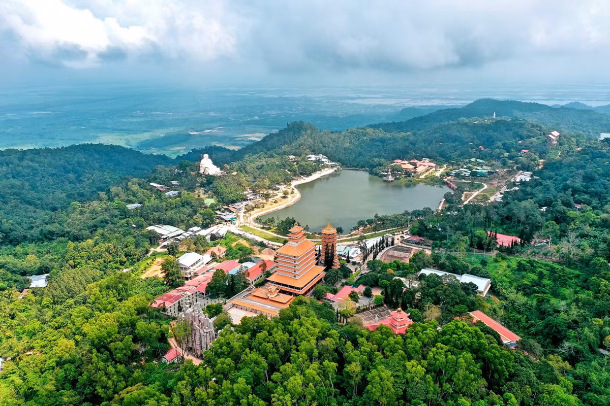 Theo Atlas địa lý Việt Nam, núi Cấm ở An Giang cao nhất miền Tây Nam Bộ. Ngọn núi này có chiều cao 705 m, được xem là “nóc nhà của Đồng bằng sông Cửu Long”. Ảnh: Báo An Giang.