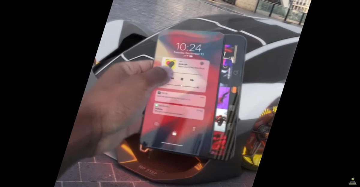 Không chỉ iPhone màn hình gập, đoạn video còn chia sẻ ý tưởng về 2 mẫu iPhone 13 màn hình trượt. Chiếc đầu tiên có kích thước lớn như tablet, màn hình phụ bên dưới có thể trượt ra từ 2 phía, hiển thị danh sách ứng dụng hoặc nút điều khiển.