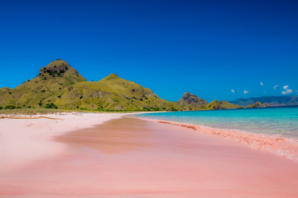  Bãi biển cát hồng đảo Komodo (Indonesia): Địa điểm này còn được gọi là Pantai Merah, nằm trên đảo Komodo, một trong hơn 17.000 hòn đảo ở Indonesia. Đây là một trong 7 bãi biển cát hồng trên thế giới. Màu cát độc đáo này là do san hô đỏ xen lẫn cát trắng. Bãi biển Pantai Merah cũng nổi tiếng với hoạt động lặn với ống thở, rất thích hợp cho người mới bắt đầu vì ngay cả những vùng nước nông cũng có rất nhiều sinh vật biển.