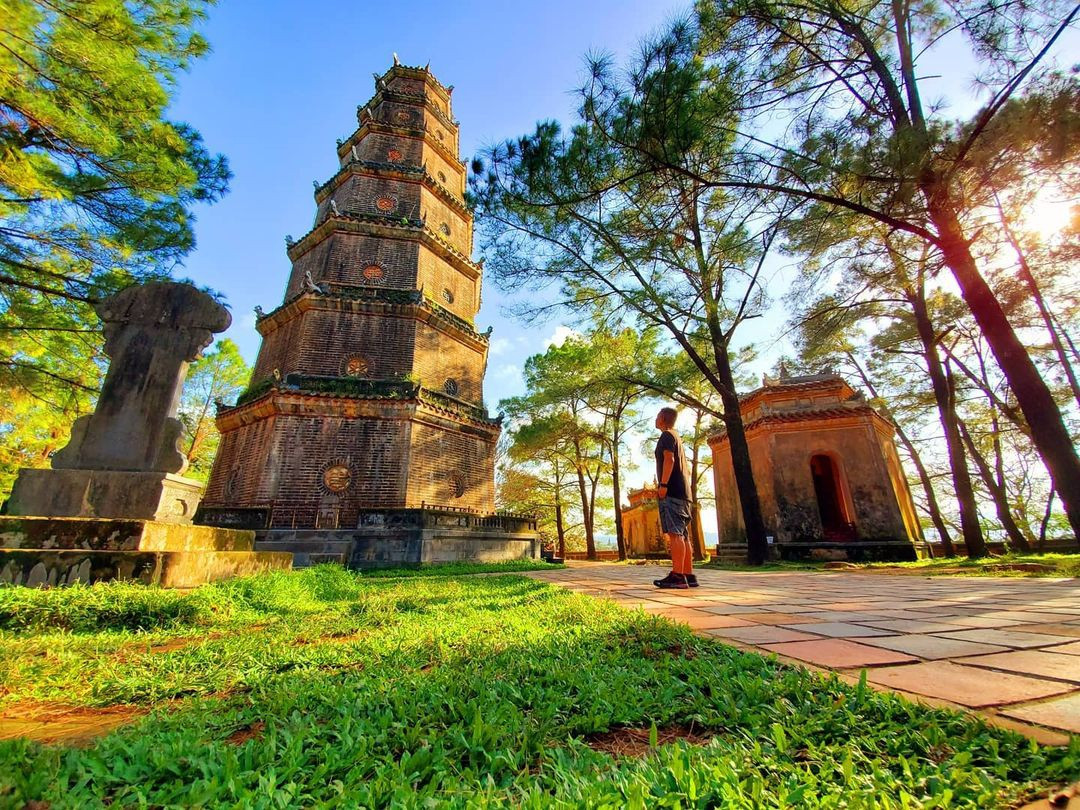 Bia "Ngự kiến Thiên Mụ tự" và đại hồng chung chùa Thiên Mụ đều được công nhận là bảo vật quốc gia. Theo tư liệu của Cục Di sản văn hóa, bia "Ngự kiến Thiên Mụ tự" bằng chất liệu đá, niên đại năm 1715, hiện vật gốc độc bản, kích thước đồ sộ; còn đại hồng chung chùa nặng gần 2.000 kg, hình dáng cân đối, hoa văn, motif trên thân chuông được chạm trổ tinh vi, sắc nét... Ảnh: Travel.with.hieu.chu.