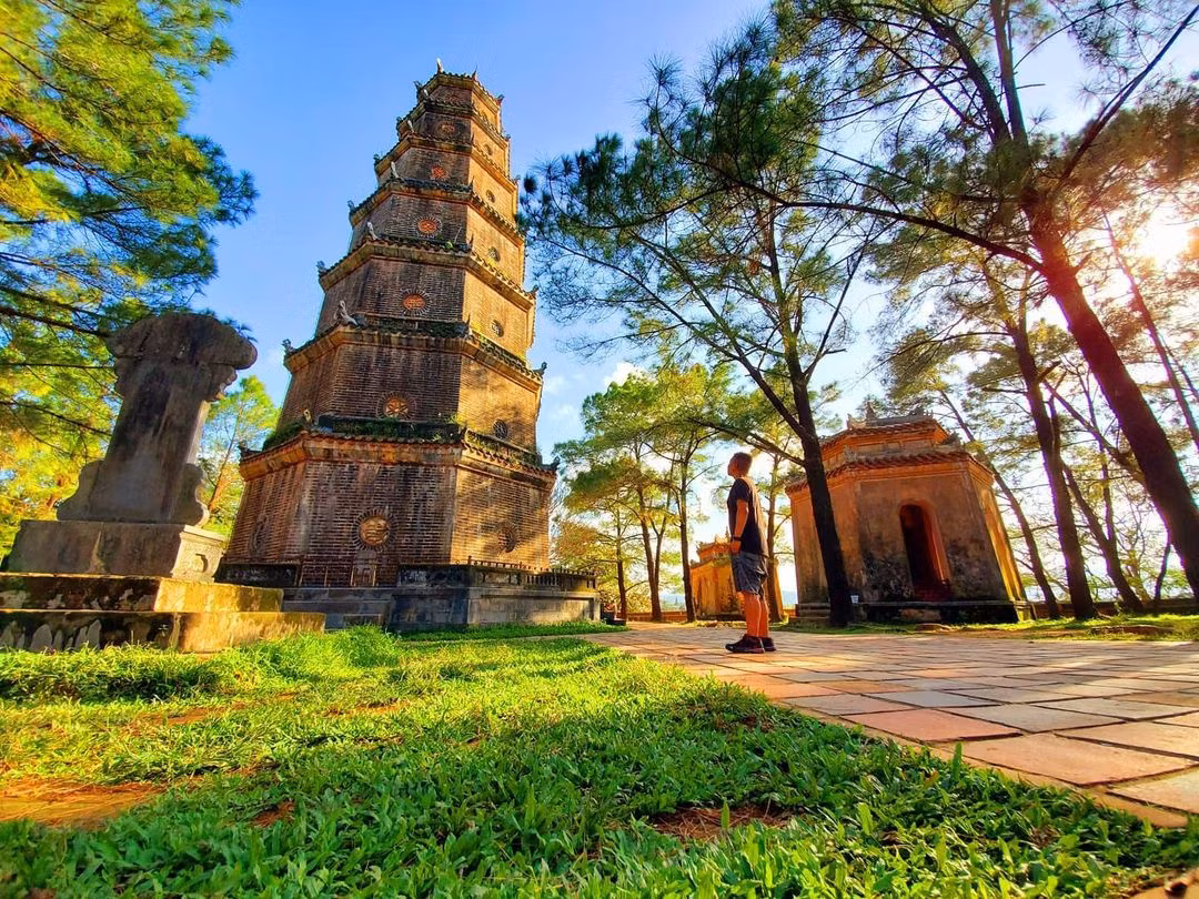 Bia "Ngự kiến Thiên Mụ tự" và đại hồng chung chùa Thiên Mụ đều được công nhận là bảo vật quốc gia. Theo tư liệu của Cục Di sản văn hóa, bia "Ngự kiến Thiên Mụ tự" bằng chất liệu đá, niên đại năm 1715, hiện vật gốc độc bản, kích thước đồ sộ; còn đại hồng chung chùa nặng gần 2.000 kg, hình dáng cân đối, hoa văn, motif trên thân chuông được chạm trổ tinh vi, sắc nét... Ảnh: Travel.with.hieu.chu.