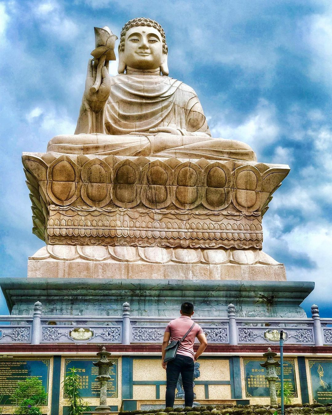 Đến Thiền viện Trúc Lâm Bạch Mã, du khách có thể chiêm ngưỡng bức tượng Phật Thích Ca trong tư thế thiền định, đặt giữa một không gian thoáng đãng. Theo giới thiệu từ cổng thông tin du lịch Huế, tượng đá này cao 24 m, nặng đến 1.500 tấn. Ảnh: Tum100394.