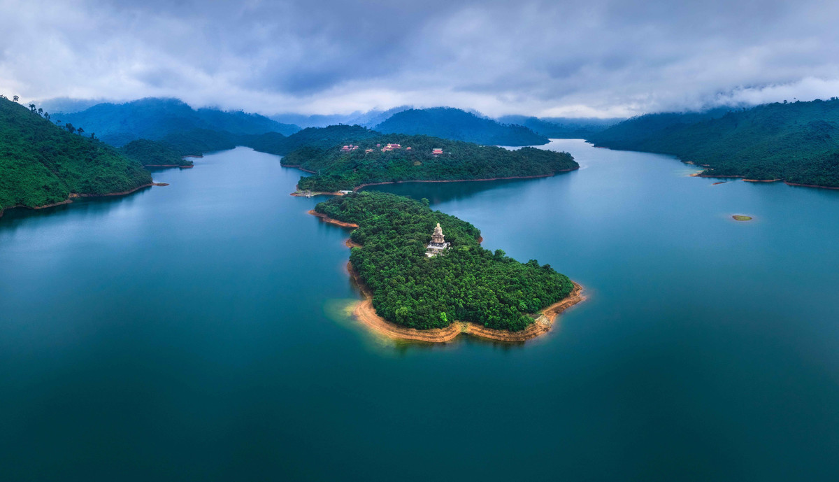 Thiền viện Trúc Lâm Bạch Mã tọa lạc trên một sơn đảo giữa lòng hồ Truồi, thuộc Vườn quốc gia Bạch Mã, có phong cảnh thơ mộng, hữu tình. Theo trang thông tin Vườn quốc gia Bạch Mã, hồ Truồi có diện tích khoảng 400 ha, được xây dựng để phục vụ tưới tiêu đồng ruộng của địa phương. Ảnh: Trung Phan.