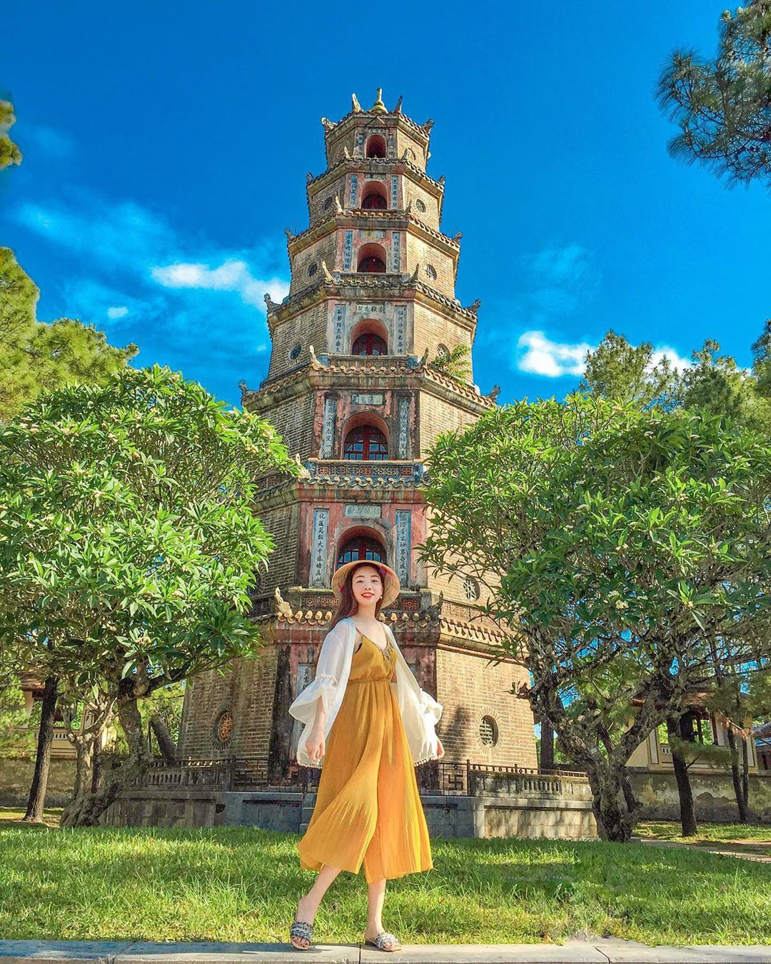 Thiên Mụ là ngôi cổ tự nổi tiếng linh thiêng, thu hút du khách viếng thăm khi đến Huế. Trong sân chùa có tòa tháp cổ với kiến trúc hình bát giác độc đáo, cao 7 tầng, mỗi tầng có thờ Phật, gọi tên là tháp Phước Duyên. Đây được xem là một biểu tượng đáng nhớ của đất cố đô. Ảnh: Ngababii.